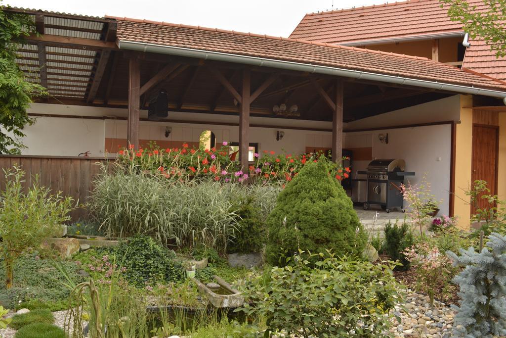 Penzion Farma Dvorec Radnice Extérieur photo